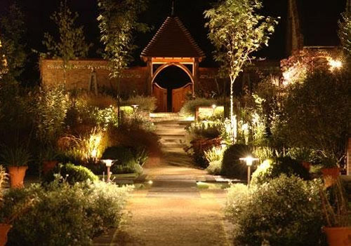 Освещение сада и придомовой территории: сделаем пространство безопасным и красивым в фото